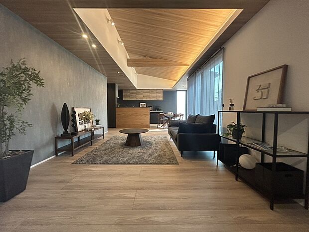 圧巻の28帖LDK、勾配天井でさらに抜け感がありますね、将来的に4.5帖分の洋室に変更することが可能な間取りとなっております。照明、家具、カーテンはそのまま付けます、嬉しい