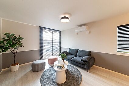 18帖LDK、家具・カーテン・エアコン・ラグ・ソファ付