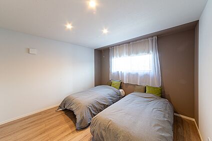 主寝室8帖+3帖のWICはかなりゆったりとした空間です