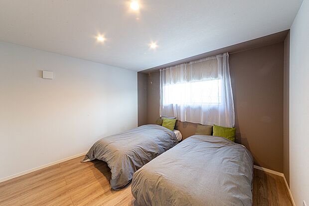 【主寝室8帖+3帖のWICはかなりゆったりとした空間です】カーテン、照明付きのゆったりとした主寝室です、WICは3帖あってかなりの収納力です、