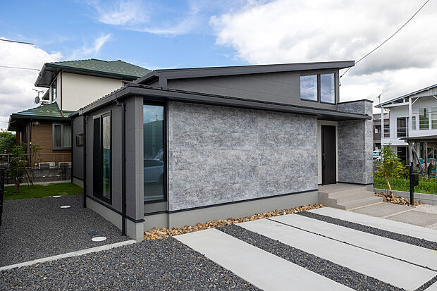 【駐車場3台、南庭あります】敷地面積218m2の広いお土地です、駐車場、お庭もしっかり取れてお隣さんとの距離もゆったり圧迫感はありません。