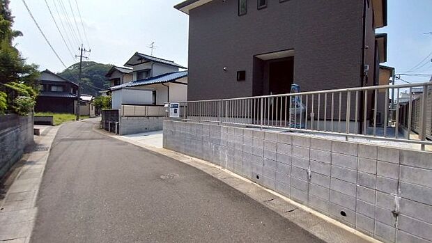 【4LDK】価格は2498万円です。新しいお住まいにいかがでしょうか。駅まで徒歩15分でアクセス可能です。一生に一度のマイホーム探しは、ぜひ新築戸建てで。新築ならではの「新しさ」がとても魅力です。遠賀郡水巻町に特化した当社では、多種多様な不動産情報をご用意しております。不動産情報と併せて地域情報もお伝え致しますので、まずはお気軽にお問い合わせください。