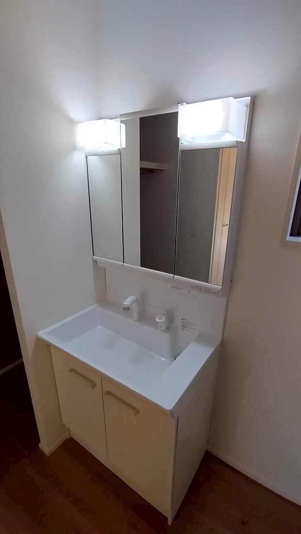 【洗面化粧台】同仕様物件の設備です。実際とは異なる場合があります。