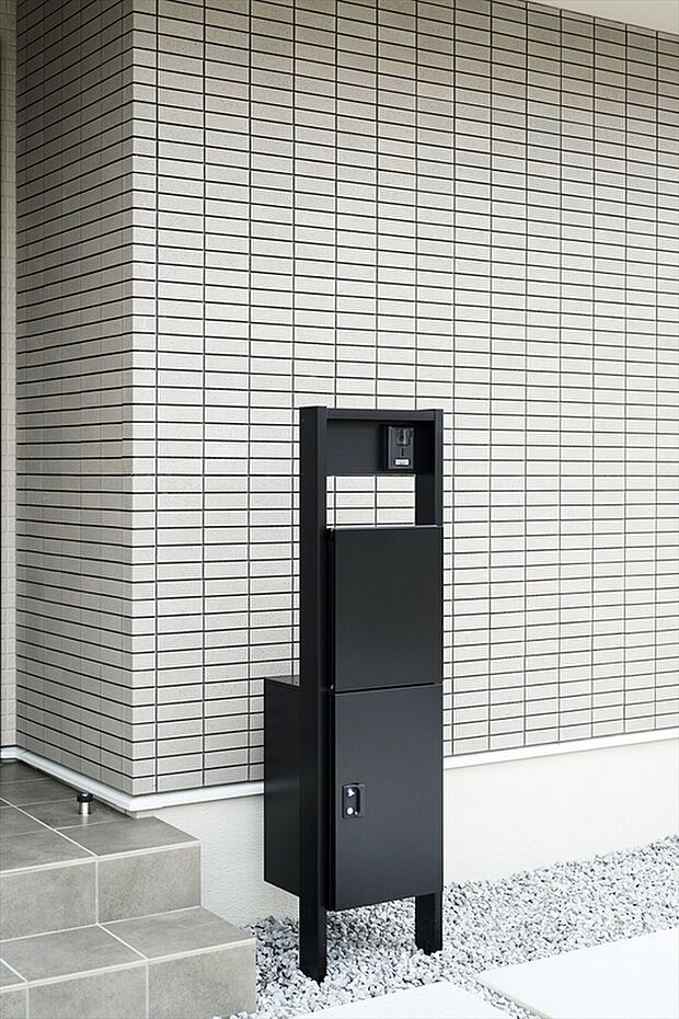 外壁タイル仕上げ、宅配ボックス付き