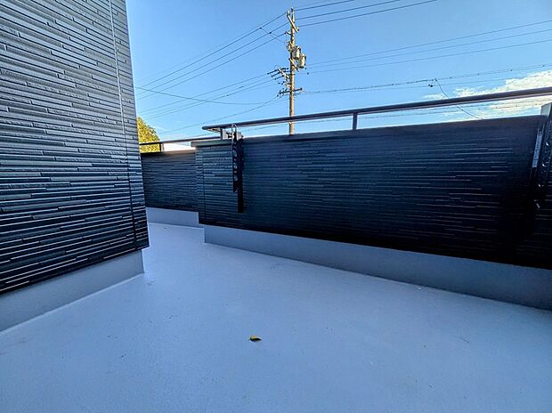 【バルコニー】洋室5.75帖に面して奥行きのあるバルコニーを設置