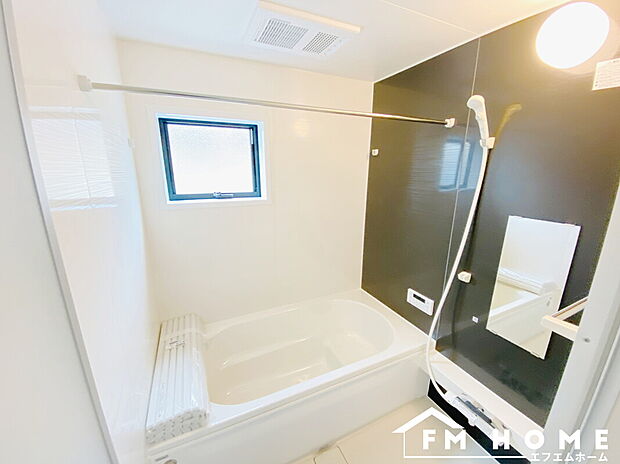 【■現地浴室写真・4号棟■】くもり止めヒーター付で 朝シャンもできるワイドタイプのドレッサー♪使いやすい高さに設定しています♪