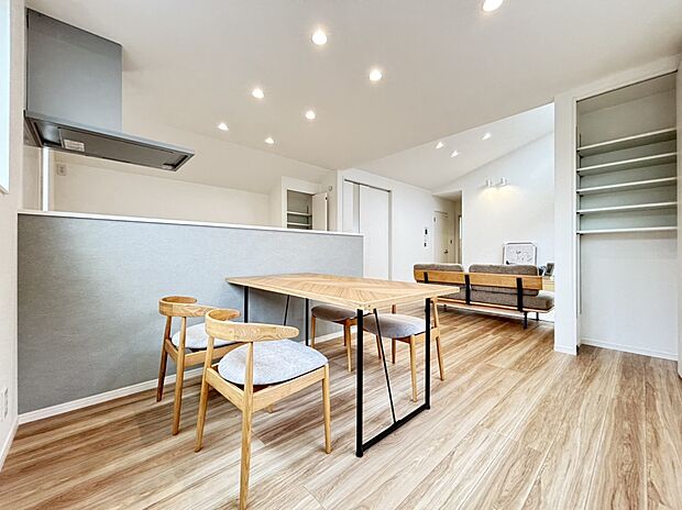 ダイニング
■床暖房付きで空気を汚さず冬でも足元からポカポカと暖まります。