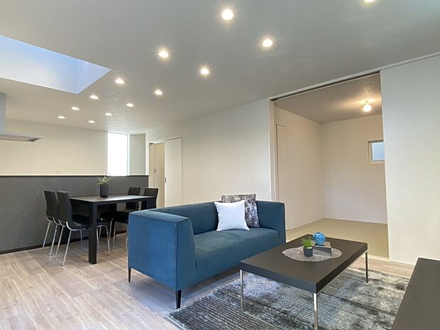 ■床暖房付きで空気を汚さず冬でも足元からポカポカと暖まります。