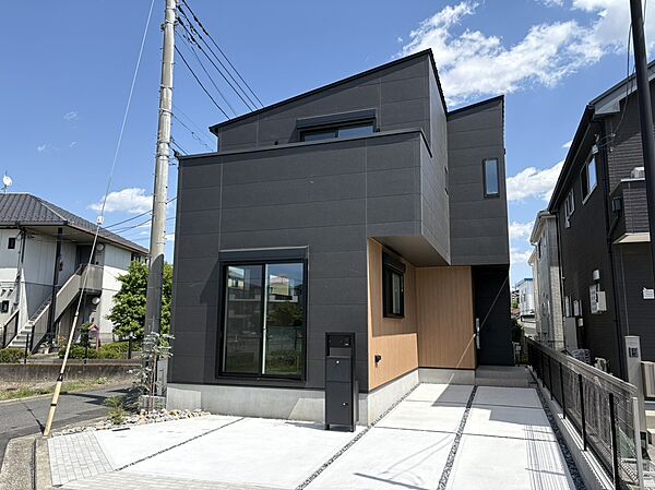 ■黒を基調とした重厚感のある外観。