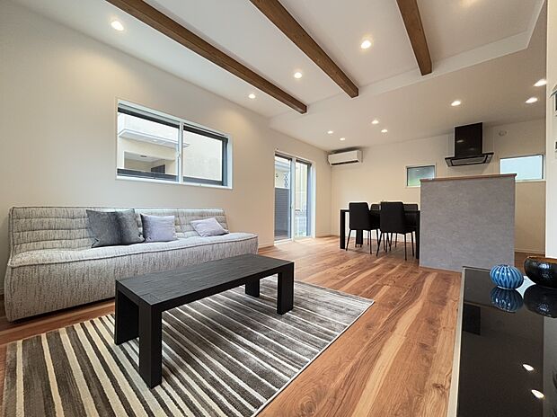 【リビング 】■明るいリビングダイニングで家族の大切な時間を。対面式キッチンなので料理をしながら家族とのコミュニケーションが取れます。