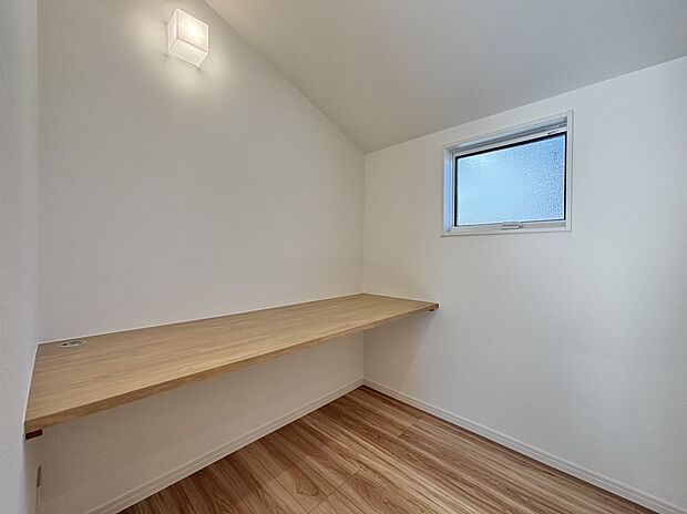 【書斎 】■書斎や収納として活用できます