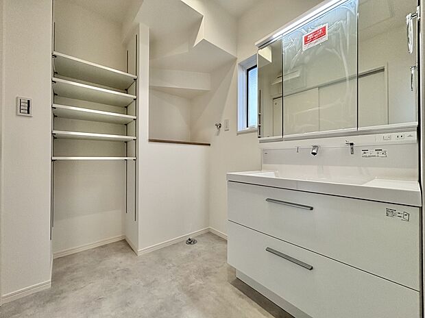 【洗面 】■継ぎ目のないキレイアップカウンター
■水垂れの少ないキレイアップ水栓を採用