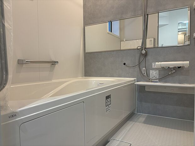 【浴室】■浴室暖房付きの1坪サイズなので、お子様とご一緒の入浴でもゆったり
■丸洗いカウンターでお掃除もラクラク。