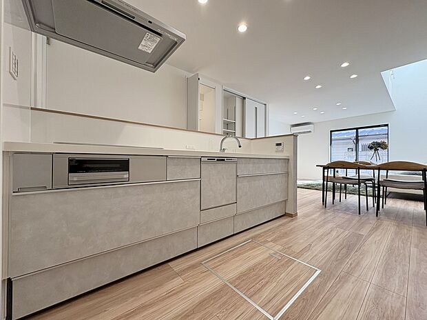 【キッチン】■タッチレス水栓仕様
■火を使わない安心IHクッキングヒーター・お手入れ楽々。