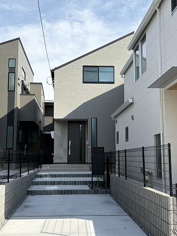 【現地写真（C号棟）】■奥まった玄関はセキュリティ面も万全。