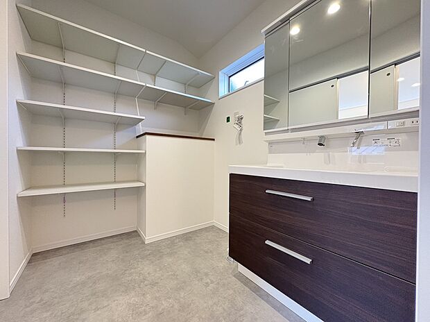 【洗面　（B号棟）】■継ぎ目のないキレイアップカウンター
■水垂れの少ないキレイアップ水栓を採用