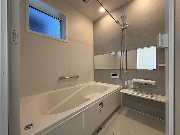 【浴室　（D号棟）】■浴室暖房付きの1坪サイズなので、お子様とご一緒の入浴でもゆったり
■丸洗いカウンターでお掃除もラクラク。