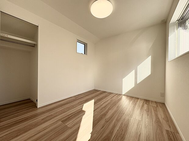 【洋室 (B号棟)】■子ども部屋にも広々クローゼット。吊りレールで開閉がスムーズにおこなえます。
