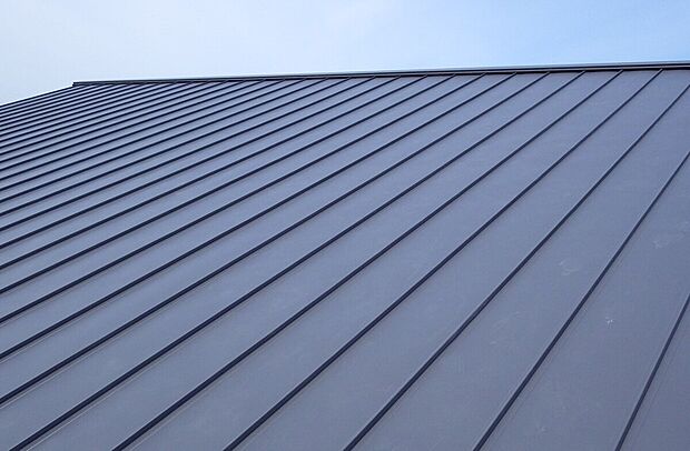 【ガルバリウム鋼板】サビに強く耐久性があり、金属特有の軽さから耐震性にも優れた建材。20年間は塗替え不要で機能を維持。