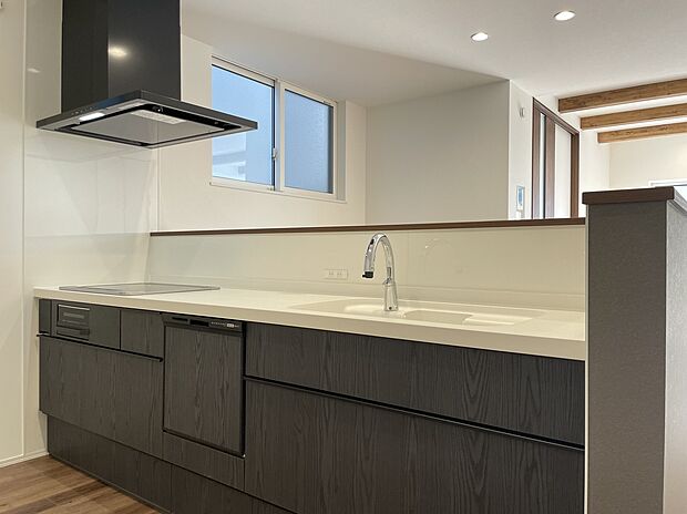 【キッチン (同仕様)】■タッチレス水栓仕様
■火を使わない安心IHクッキングヒーター・お手入れ楽々。