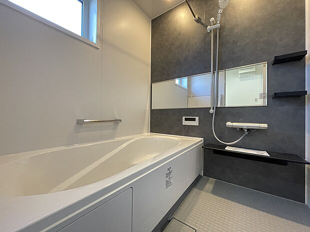 【浴室　（同仕様）】■浴室暖房付きの1坪サイズなので、お子様とご一緒の入浴でもゆったり
■丸洗いカウンターでお掃除もラクラク。