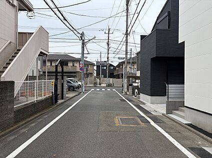 前面道路含む現地外観写真