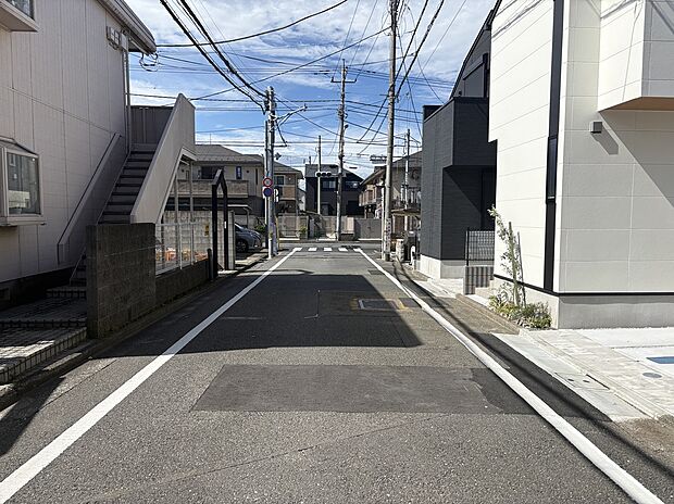 【前面道路含む現地外観写真】■南西側幅員約5.7m公道に接面