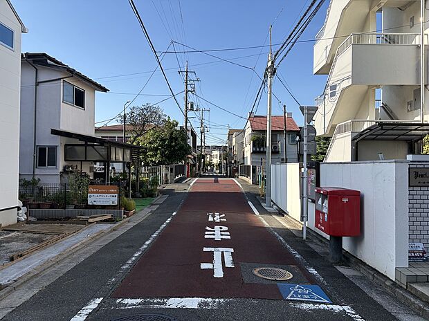 【前面道路含む現地写真】■北東側 幅員約5.3ｍ公道に接面
■南東側 幅員約5.4ｍ公道に接面