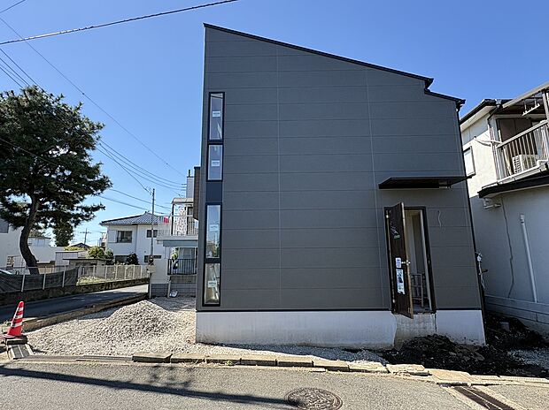 【前面道路含む現地写真】南東側 幅員約4.0m公道に接面、南西側 幅員約4.0m公道に接面
