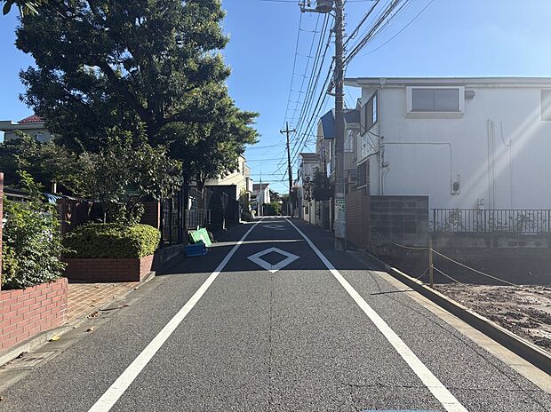 【前面道路含む現地写真】■東側幅員約5.5m公道に接面
■北側幅員約3.4~3.5m区有通路に接面
現地(2026年10月撮影)