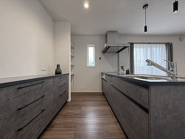 【キッチン】キッチン本体に十分な収納力を備えることで、食器棚はローボードのみで空間をすっきりと見せています。