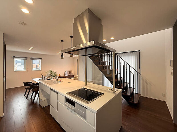 【キッチン】立つだけで気分が高まるキッチン。料理をしながらリビングを見渡せ、いつでも家族の気配を感じられます。