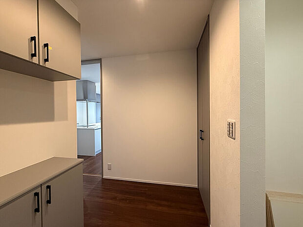 【玄関】外観コンセプトを継承し、ライトグレーで統一した玄関。シューズBOXや建具まで調和する、上品なエントランスです。