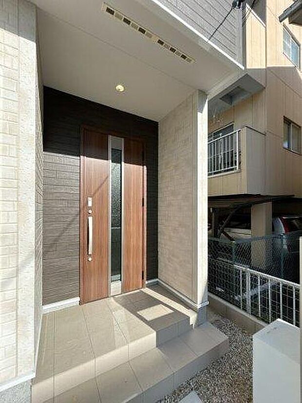 ≪2号棟玄関≫
家の顔となる玄関は、格調高いデザイン性が求められます。
高級感と断熱性、防犯性に優れた玄関ドアを標準装備。