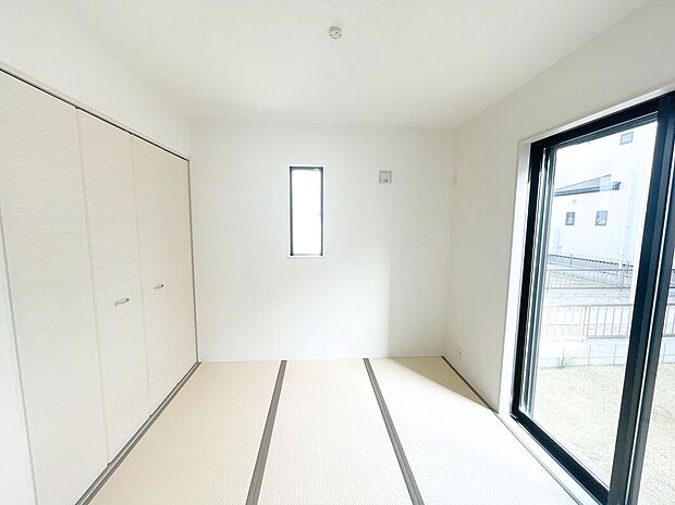 【【4号棟　和室】】4.5帖の和室は二面採光で明るく、収納スペースも設置されています。