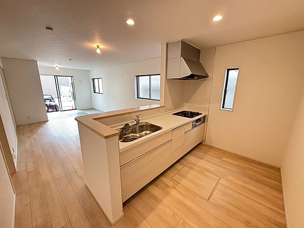 浄水器付きのシステムキッチン・浴室乾燥機・ペアガラスなど暮らしやすい設備が充実してますよ!