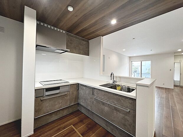 浄水器付きのシステムキッチンやペアガラス、浴室乾燥機やガスでパワフル乾燥「乾太くん」など暮らしやすい設備が充実してますよ！