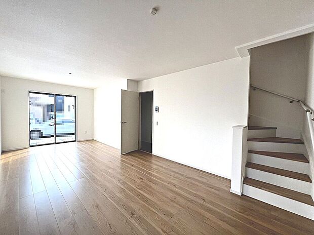 ＬＤＫ約１８．３５帖！家族を身近に感じるリビング階段です！