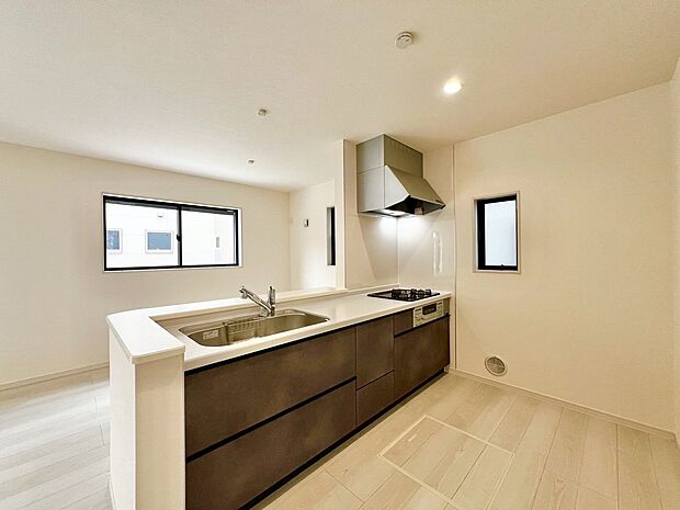 浄水器付きのシステムキッチン・浴室乾燥機・ペアガラスなど暮らしやすい設備が充実してますよ！