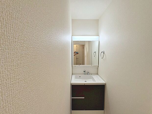 【３面鏡のシャワー付洗面台】寝ぐせ直しもラクラクですね！鏡の後ろに収納があるので、スッキリと片付きますね！