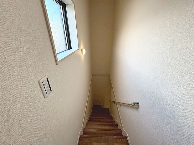 【階段手すり】階段に手すりがあるので、小さなお子様やご高齢の方の昇降も安心ですね♪
