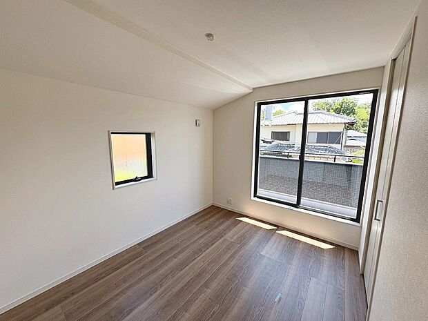 【洋室（約6帖）】２面採光の居室もありますよ！明るく風通しの良い室内に気持ちも明るくなりますね！