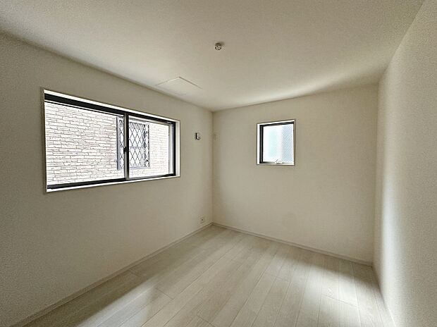 【洋室】2面採光のお部屋もあります!明るくお家に気持ちも明るくなりますね♪