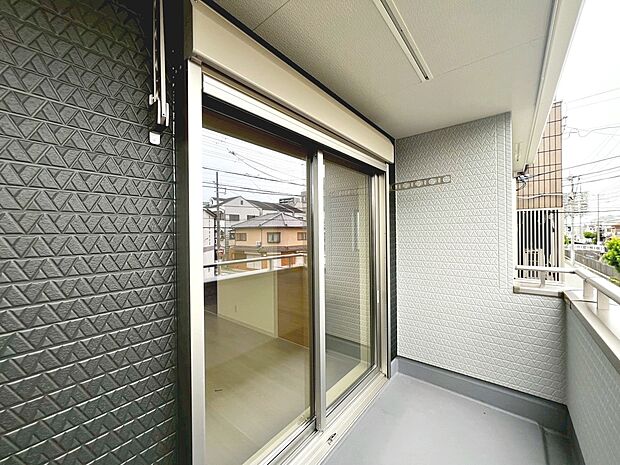 【バルコニー】東面バルコニーですので、日当り良好で洗濯物が良く乾きそうですね!