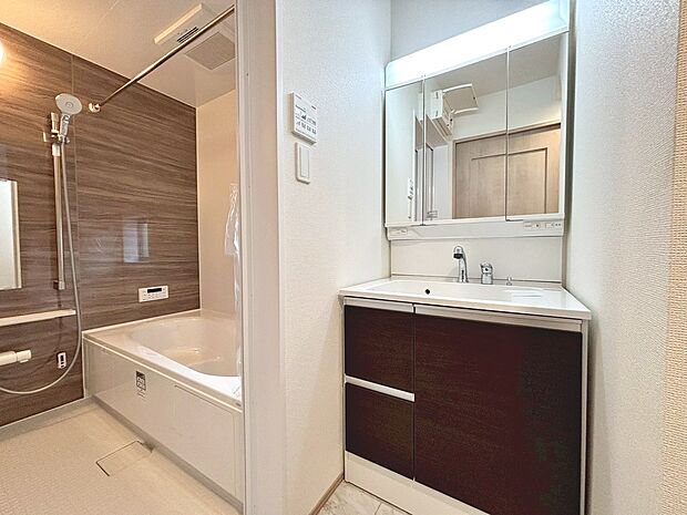 【3面鏡のシャワー付洗面台】寝ぐせ直しもラクラクですね!鏡の後ろに収納があるので、スッキリと片付きますね!