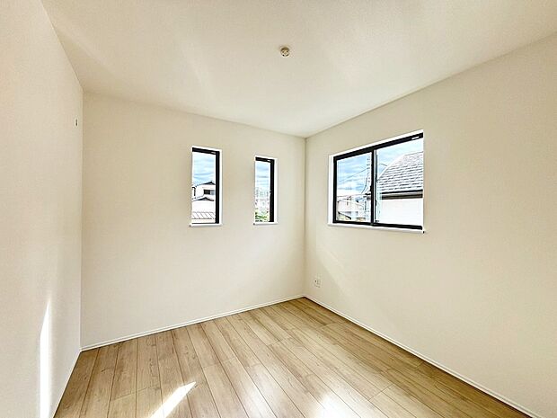 【洋室】２面採光の居室もあるので、明るく風通しの良い室内に気持ちも明るくなりますね♪