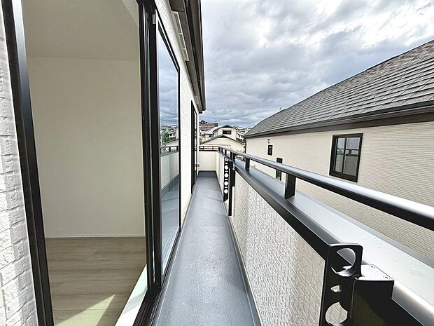 【バルコニー】南面バルコニーですので、日当り良好で洗濯物が良く乾きそうですね！