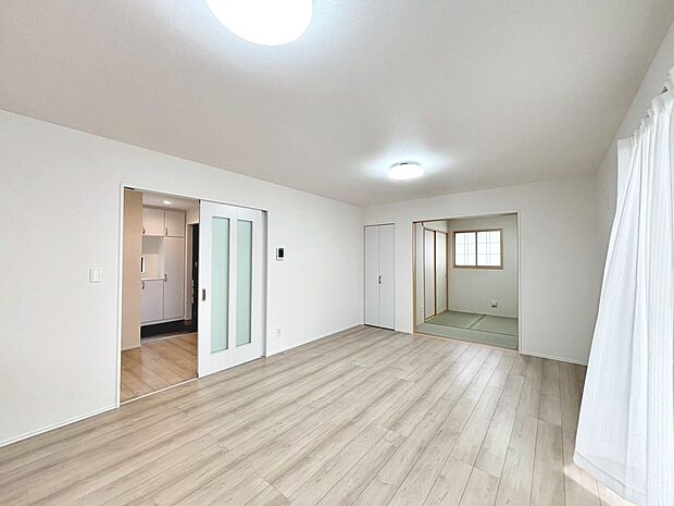 【リビング（Ｂ号棟）】ＬＤＫ約16.75帖！ゆとりあるリビングに家族の時間も増えますね♪