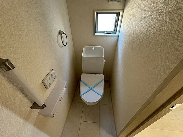 【温水洗浄便座】温水洗浄便座ですので、寒い日も温かい便座で安心して使用していただけますよ♪