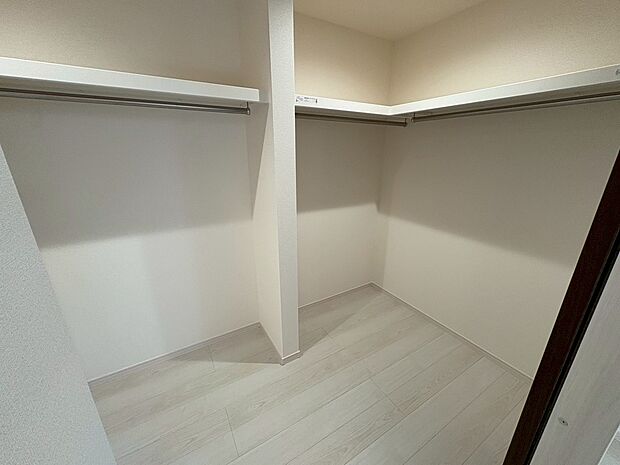 【ウォークインクローゼット】たくさん収納出来るので、季節の物や家族の思い出も大切にしまっておけますね♪